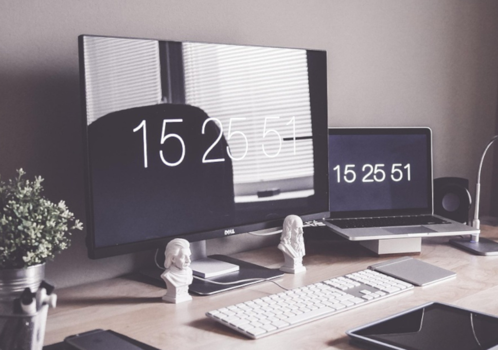 Imagem com vários monitores